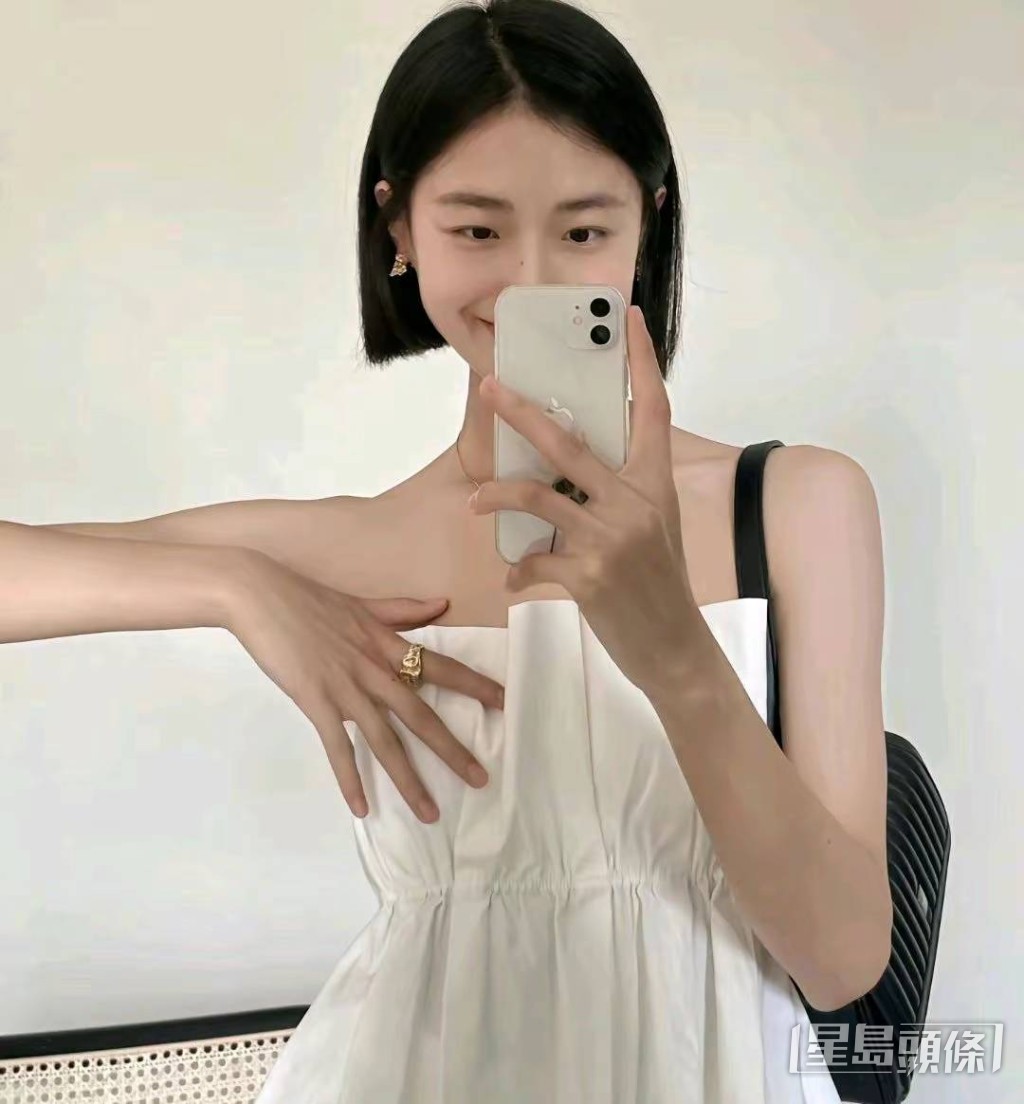 黃老師當年的閨密與她一同拍片。