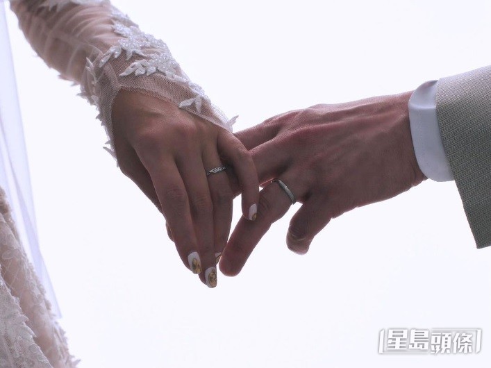 一對新人在社交網上載戴着結婚戒指,手牽手的甜蜜照。
