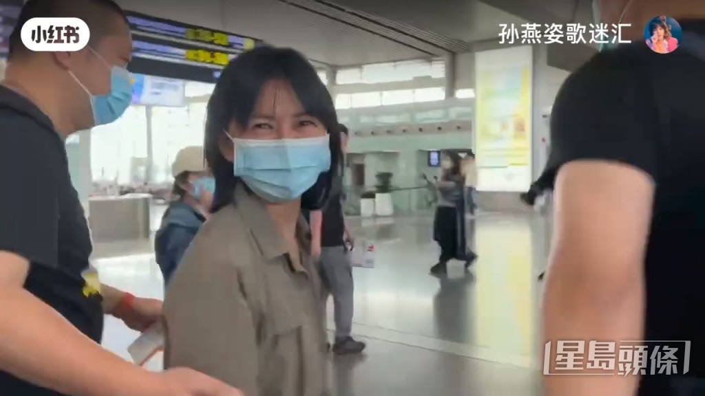 雖然被兩名彪形大漢圍住,但孫燕姿本人卻非常親切。