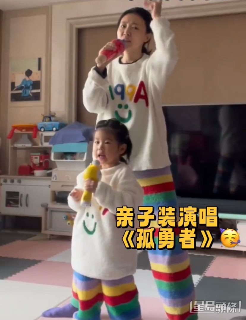 與Camellia齊齊著上母女裝。