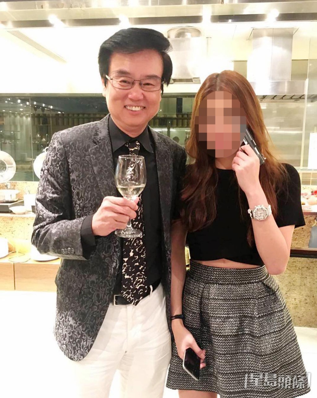 觀察其IG可見她與許多明星關係要好,不時一同聚會,更會出席一些與娛樂圈相關的活動。