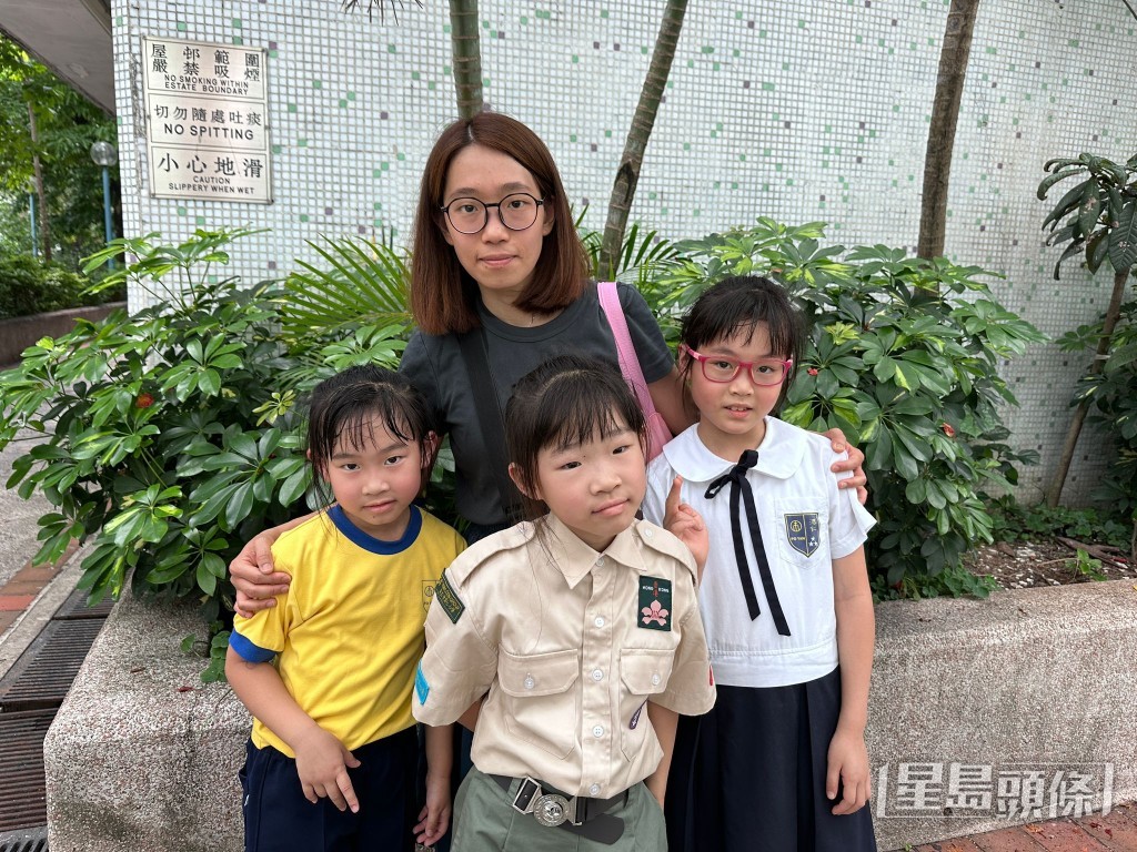 本身是校友的家長鄭女士（後排）。盧嘉潁攝