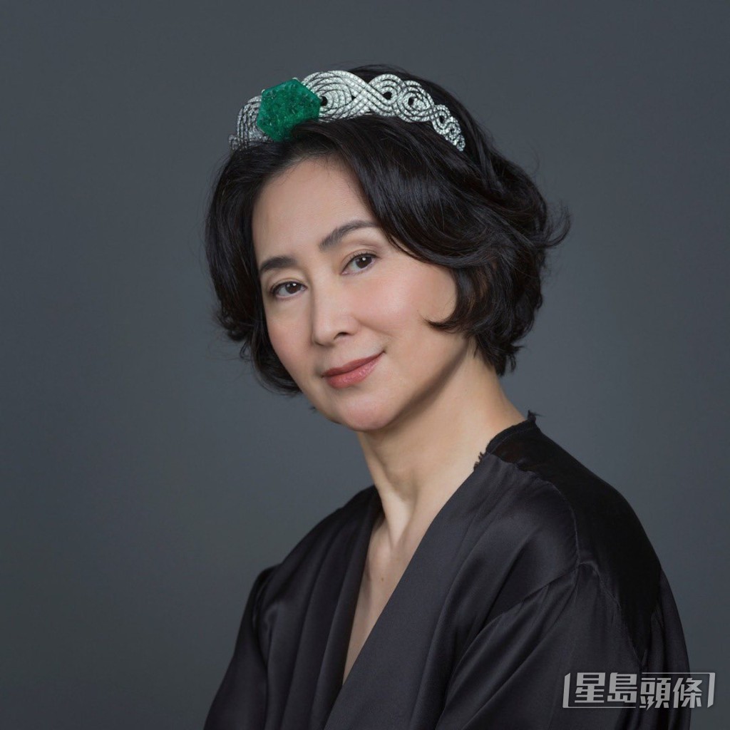何超瓊頭上戴的是於2012年製作的鉑金、鑽石及泰姬陵祖母綠冠冕。