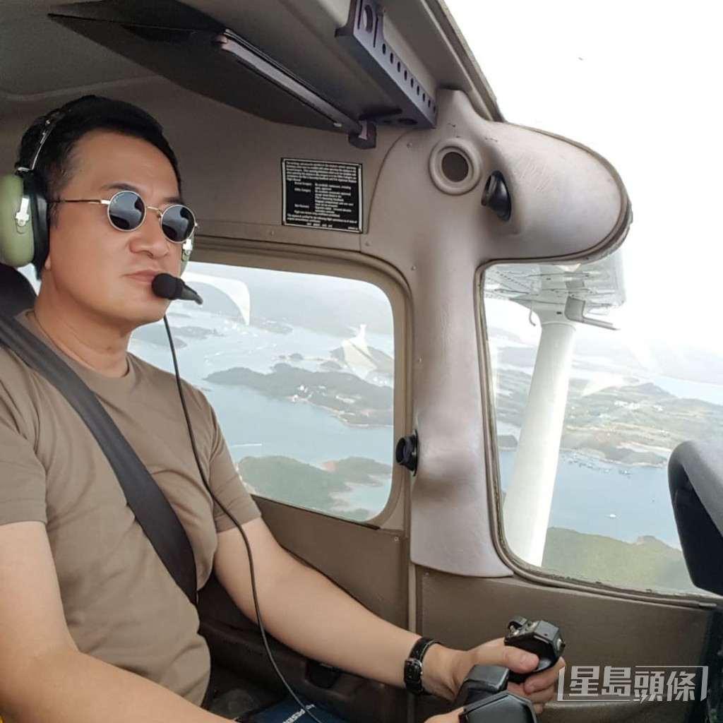 邓梓峰早年已考获小型飞机驾驶执照，有300小时飞行经验，是香港飞行协会会员、香港航空青年团长官。