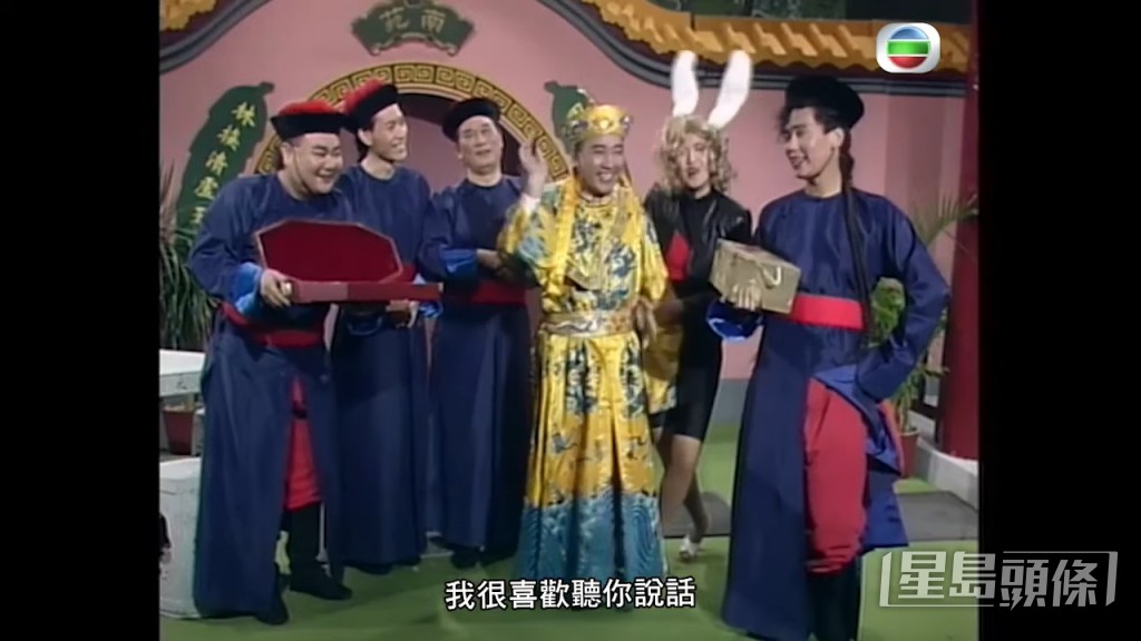 吳君如瘋狂死纏飾演皇帝的盧海鵬。