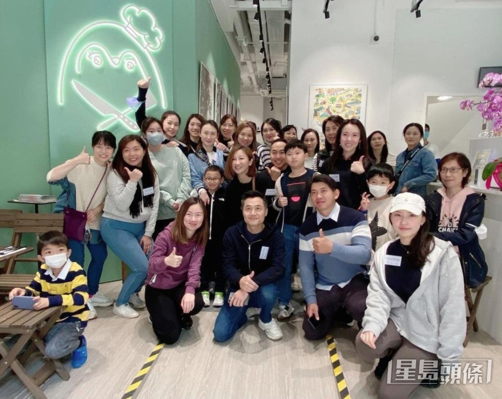甘比以身作則，帶子女參與公益活動。