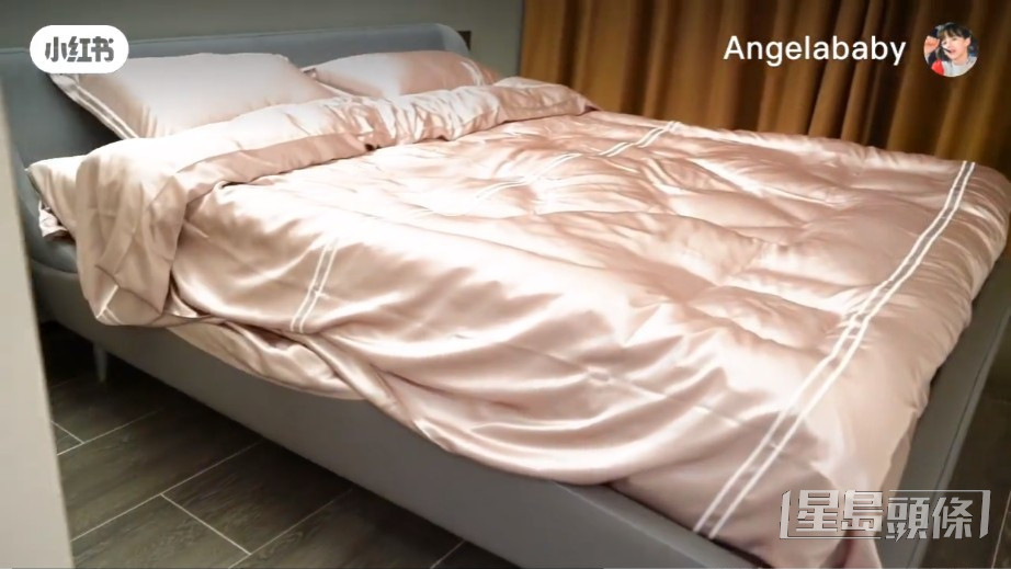 Angelababy的智能牀用上淡粉紅絲質被鋪和枕頭袋，非常甜美。