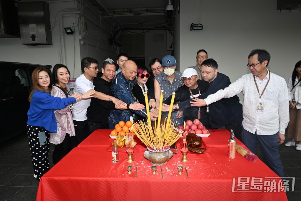 开骚前进行拜神仪式。