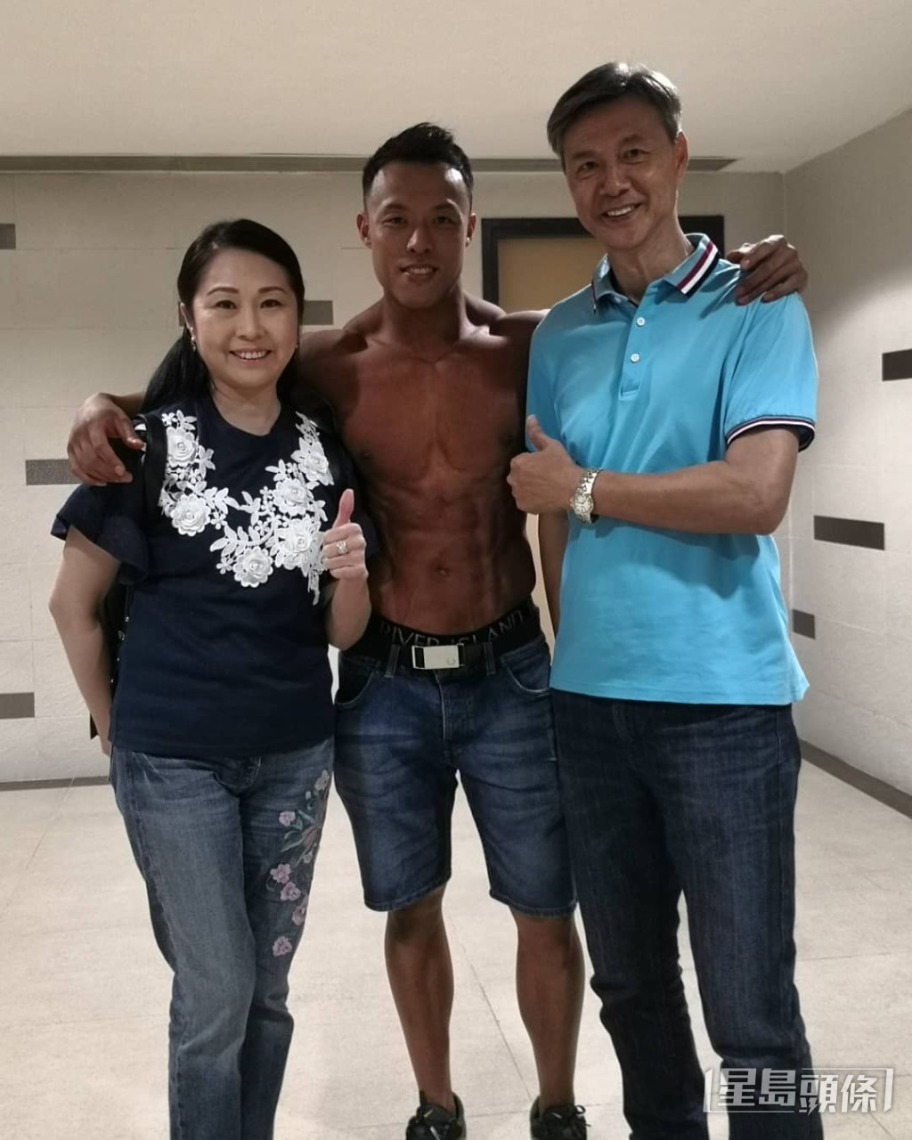 獲得三名子女支持。