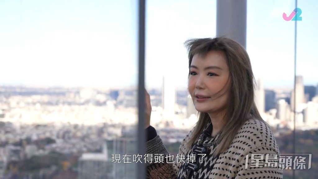 杜如風搞笑話大風大到吹到頭都甩。