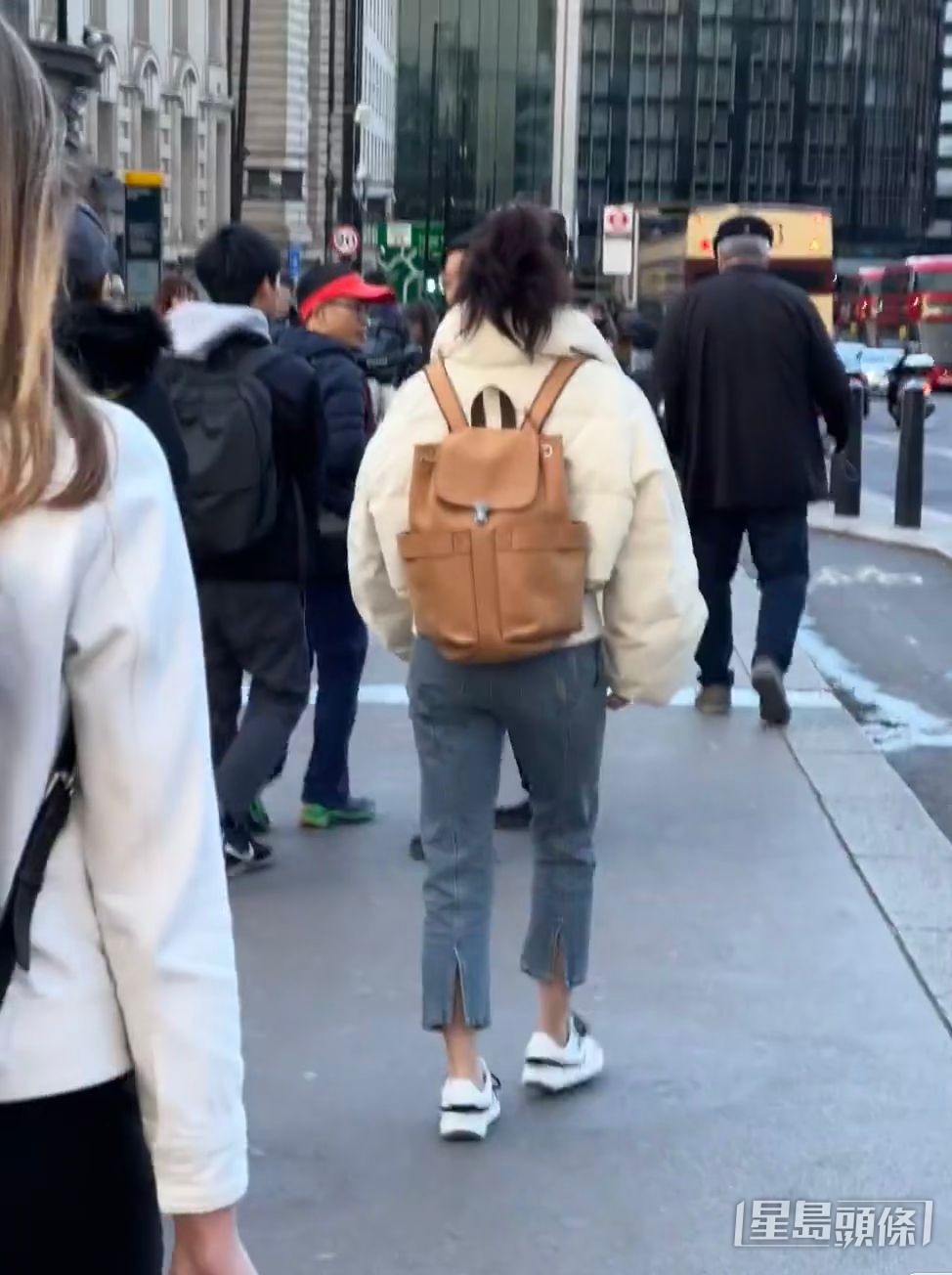 蔡思贝在伦敦被野生捕获，一身低调打扮犹如大学生。