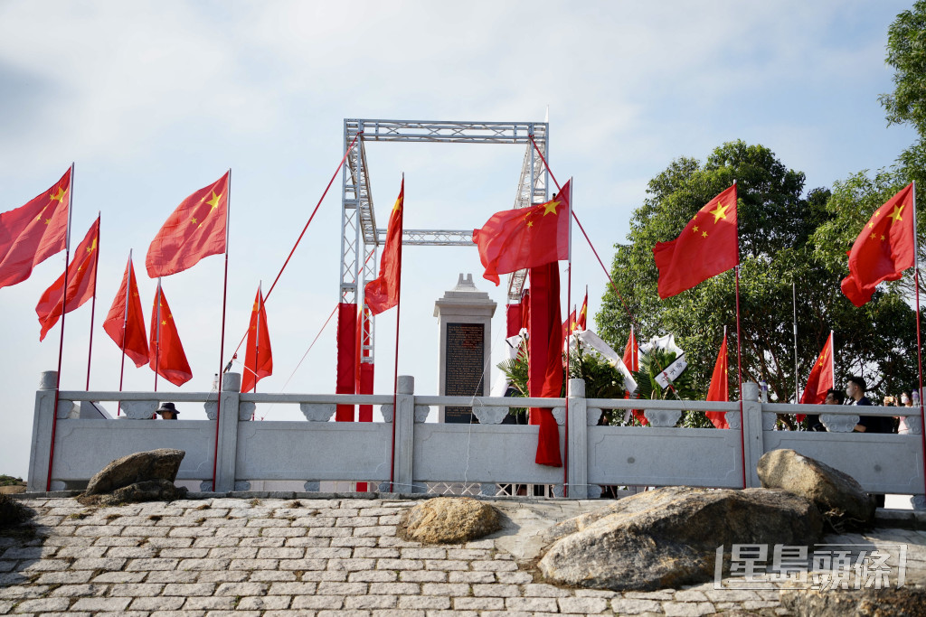 刘春祥抗日英雄群体纪念碑位于屯门龙鼓滩中华白海豚瞭望台。苏正谦摄
