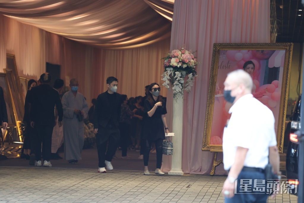 李丞责与刘倩婷夫妇在馆内登上坐驾离开。