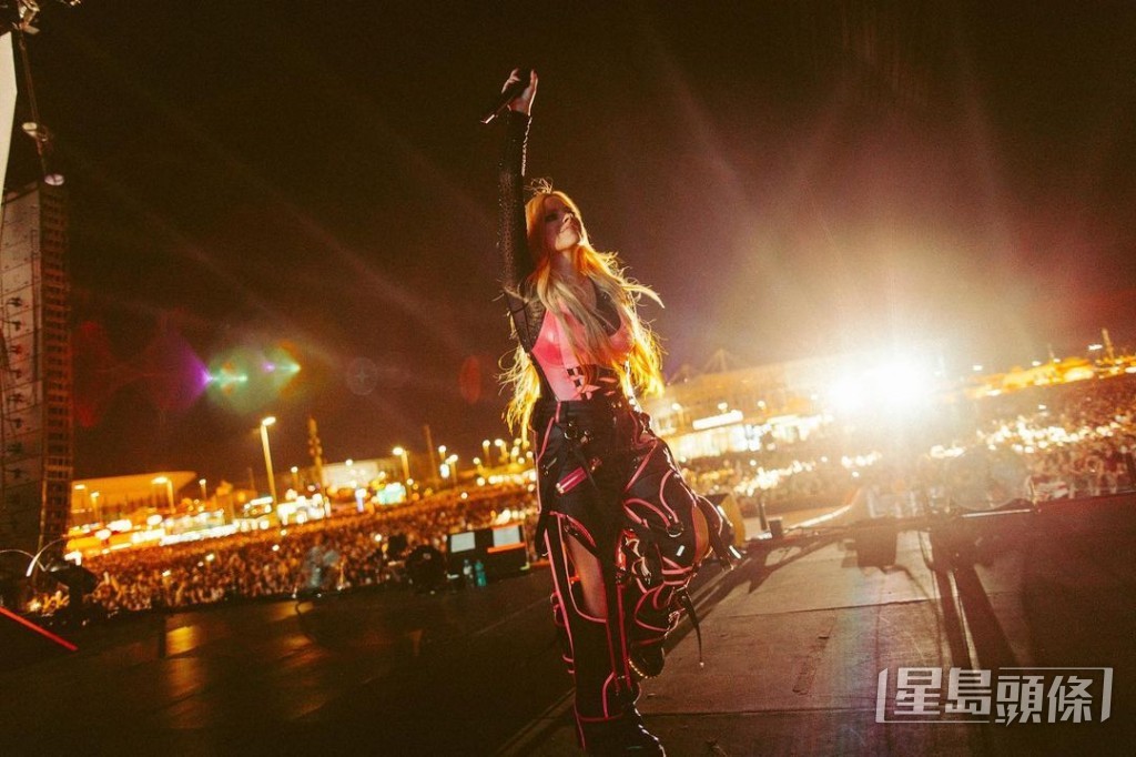 Avril Lavigne近月忙于在世界各地演出。