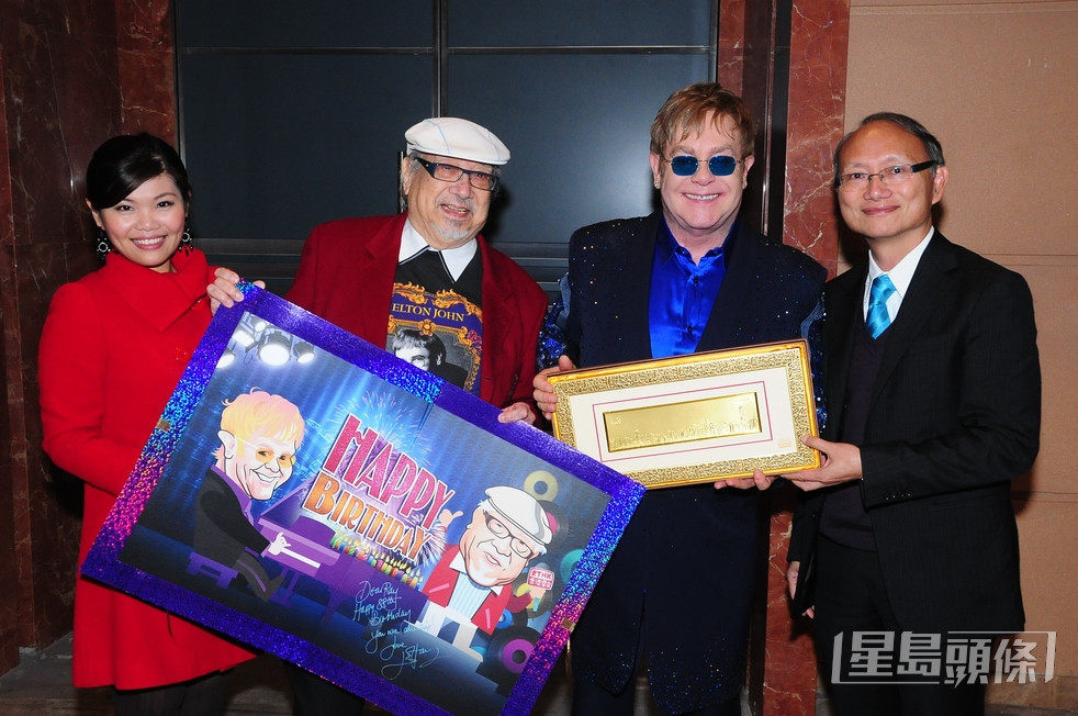 Uncle Ray(左)在2012年特别前往Elton John(右)的表演场地探班。