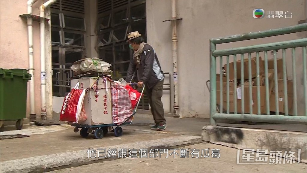 74歲的鐘錶匠佘先生多年來在街邊擺檔,幫人維修手表。