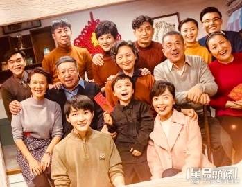 張延(二排中)前年主演了央視劇《媽媽在等你》。