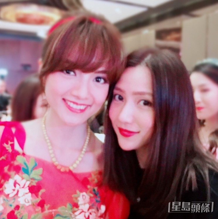Crystal與「八模兵團」的陳嘉寶成為好友，2017年陳嘉寶結婚，她也有參加婚宴。