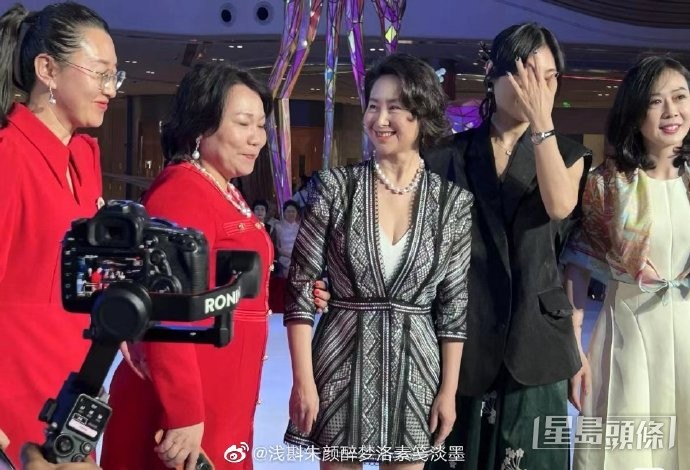 其他女嘉賓與何超瓊挽手合照。