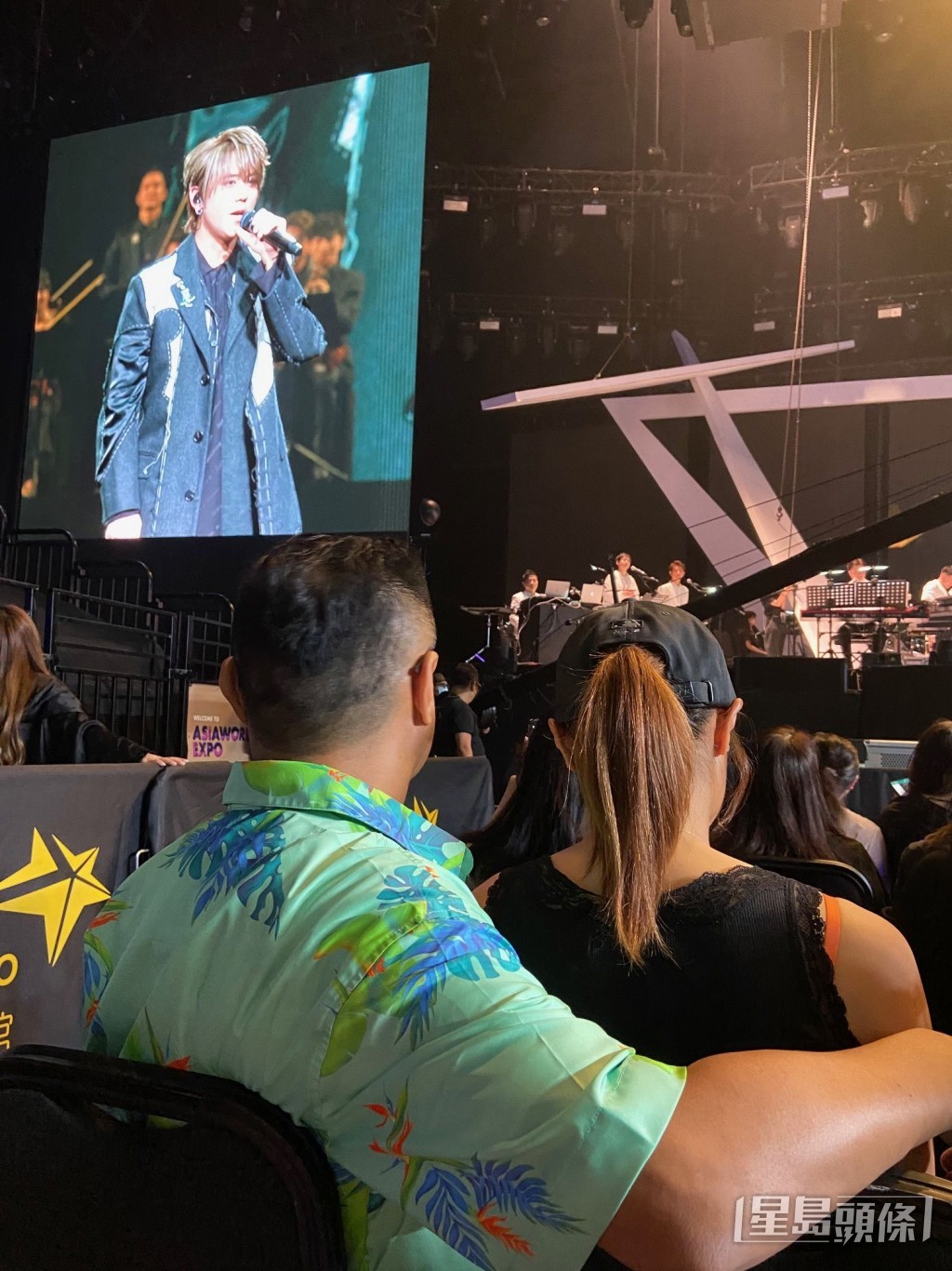 男友会揽住女友睇SHOW。