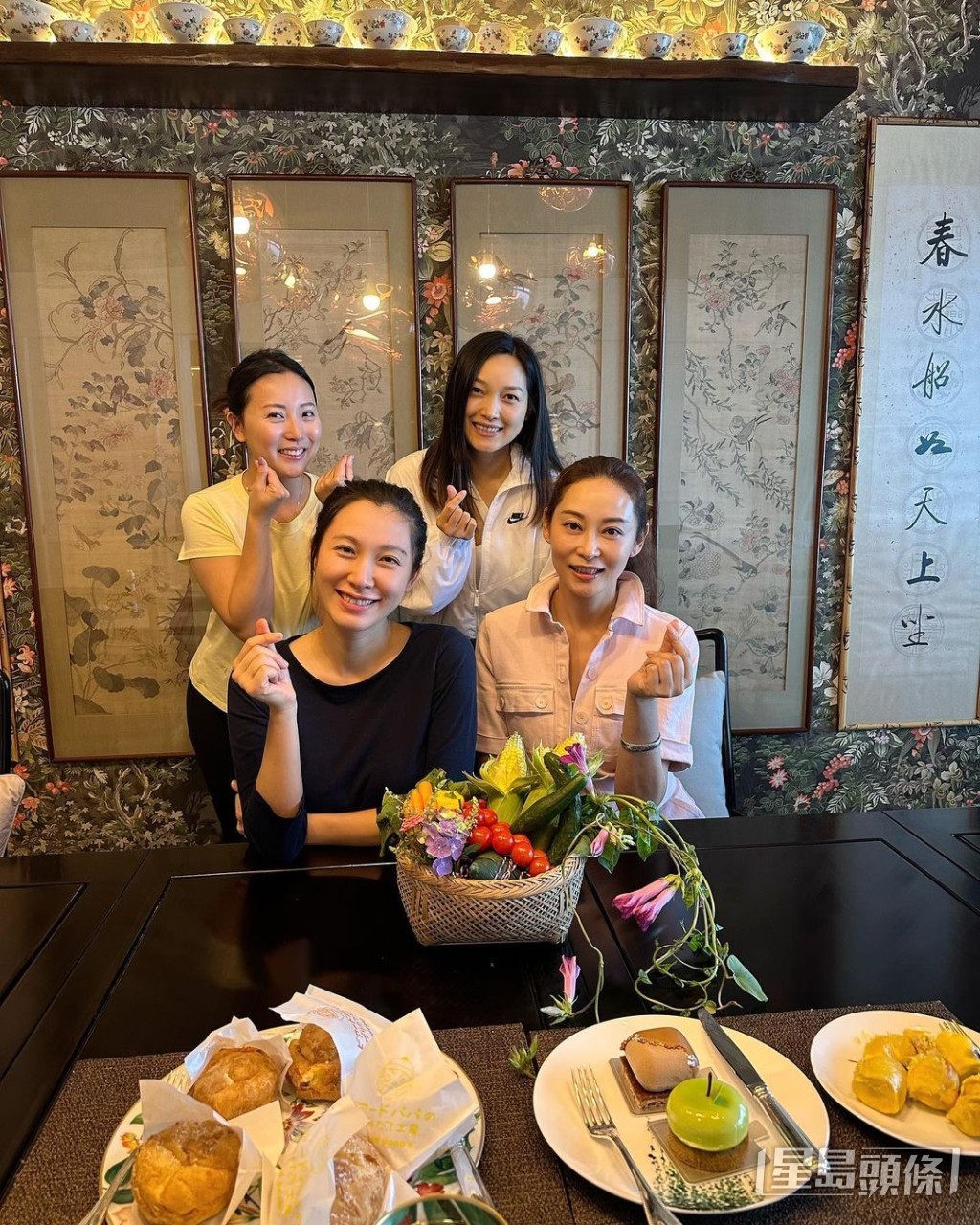 最近正在坐月的李美慧“十二朝”，即邀请杨卓娜等好友到家中聚会。