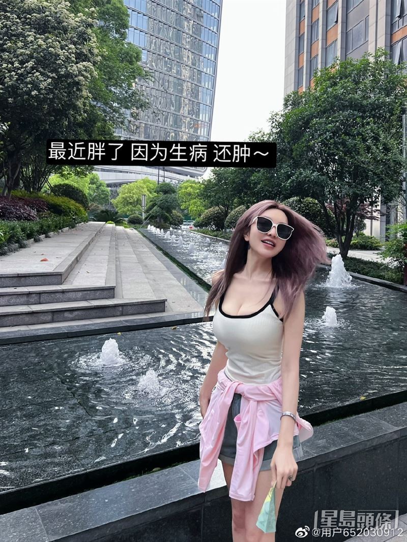 周揚青穿上小背心，大晒事業線