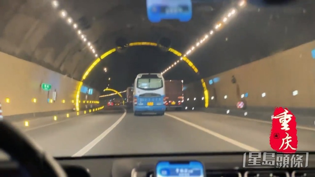 黃一山早前從廣州搭完飛機到重慶，再坐車兩小時才到達南充探曹查理。  ​