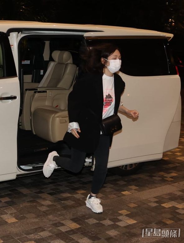 古巨基老婆Lorraine撇下老公及囝囝到場。