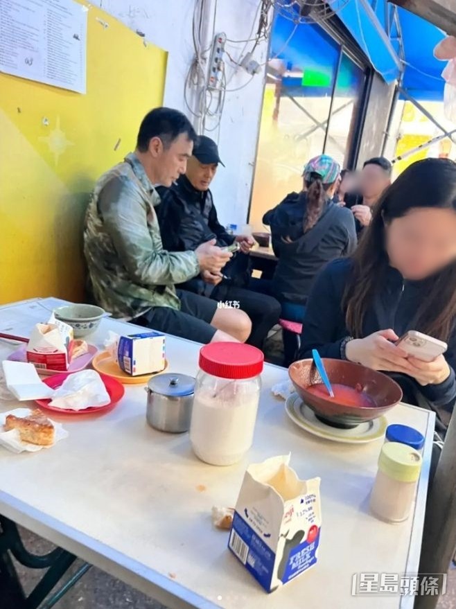 鍾鎮濤之後與朋友一起到場,又與周潤發睇手機好好傾。 