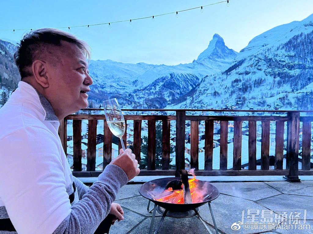 在雪山下飲香檳，旁邊有火爐取暖避免冷親。