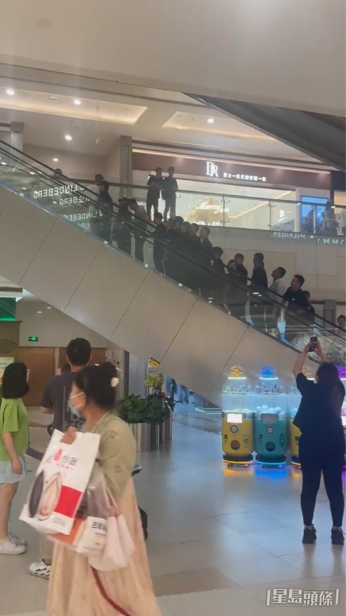 前面有3個人，後面更有十數人緊隨其後。