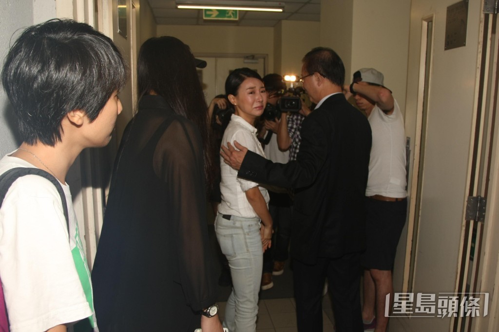 喺馬賽開記者會前後,曾爸爸都一直陪伴在身邊。