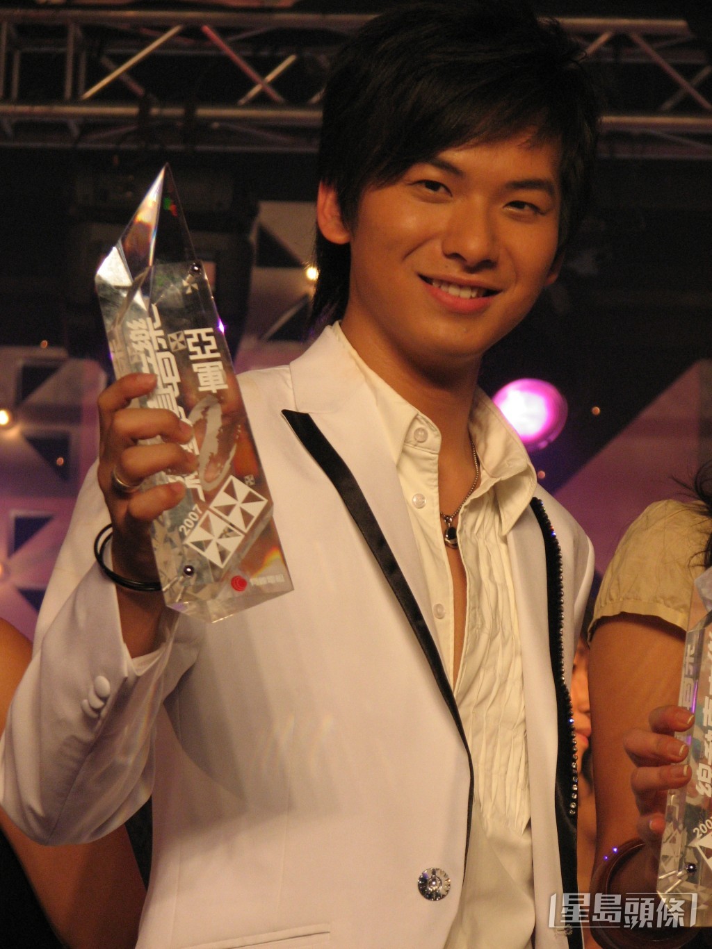 2007年,當時21歲的周吉佩參加有線電視《線動真音樂全港歌唱大賽》取得亞軍而入行,隨後獲驕陽星藝館簽約成為歌手。