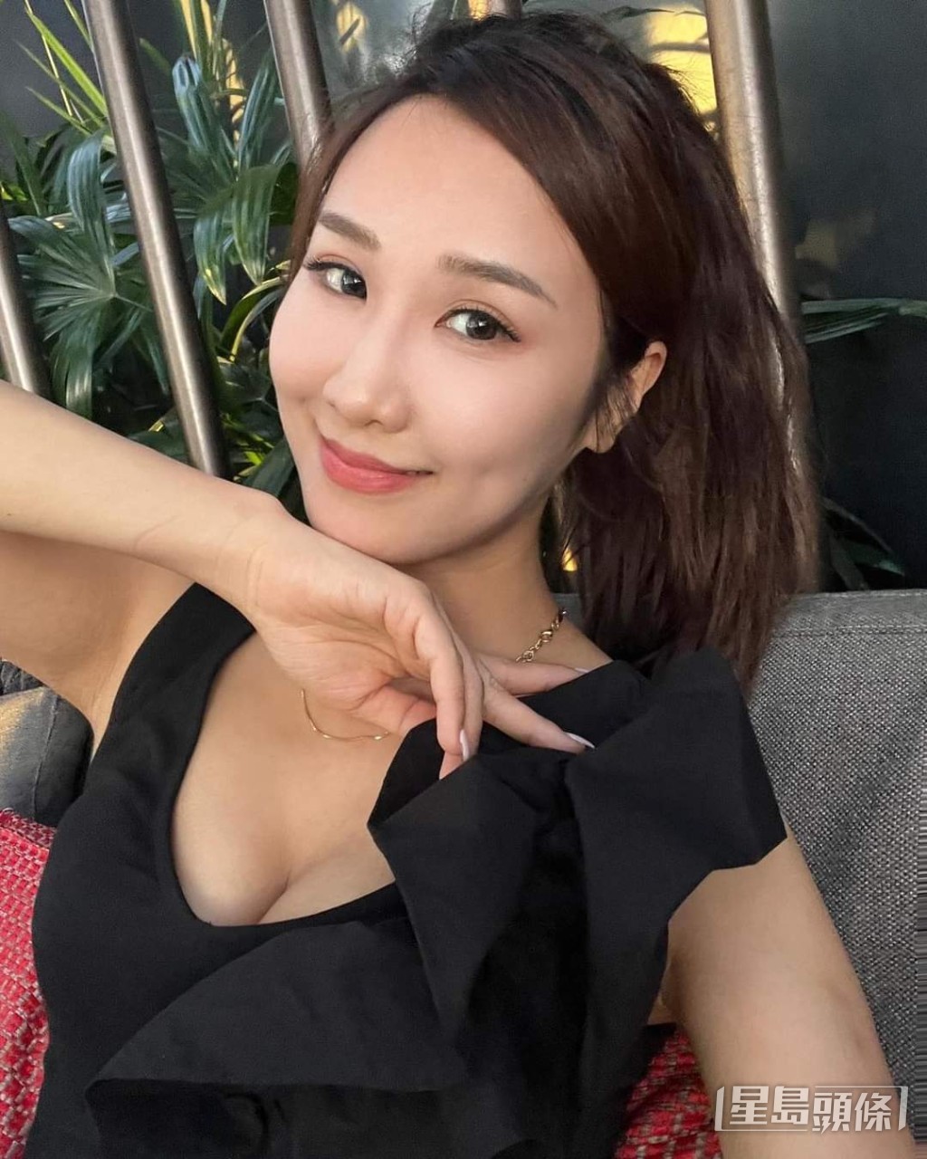 笑容迷人。