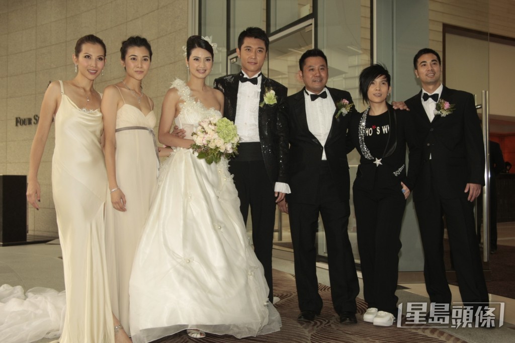 洪欣(左三)與張丹峰(中)於四季酒店舉行婚禮，蔡少芬(左一)、蒙嘉慧(左二)、麥包(右三)和潘美辰(右二)等都有出席。