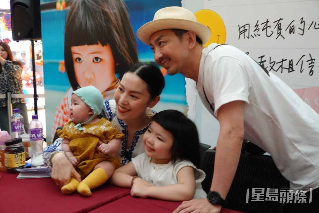 李璨琛亦有帶同細女李斐斐現身支持