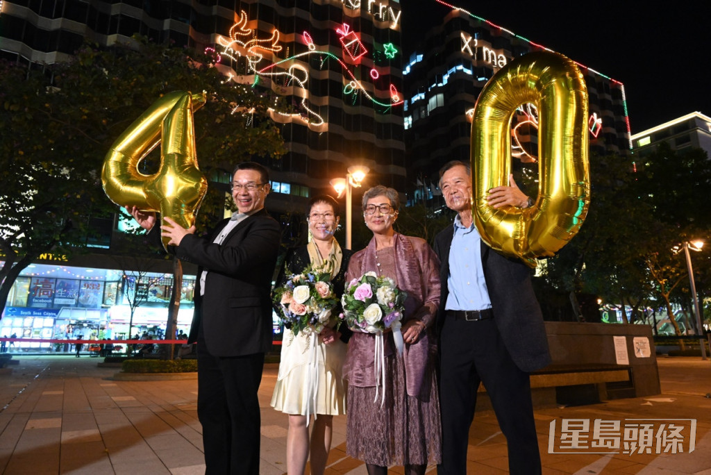 结婚40年的赵氏夫妇(左) 及许氏夫妇(右)细数昔日看灯饰的回忆。