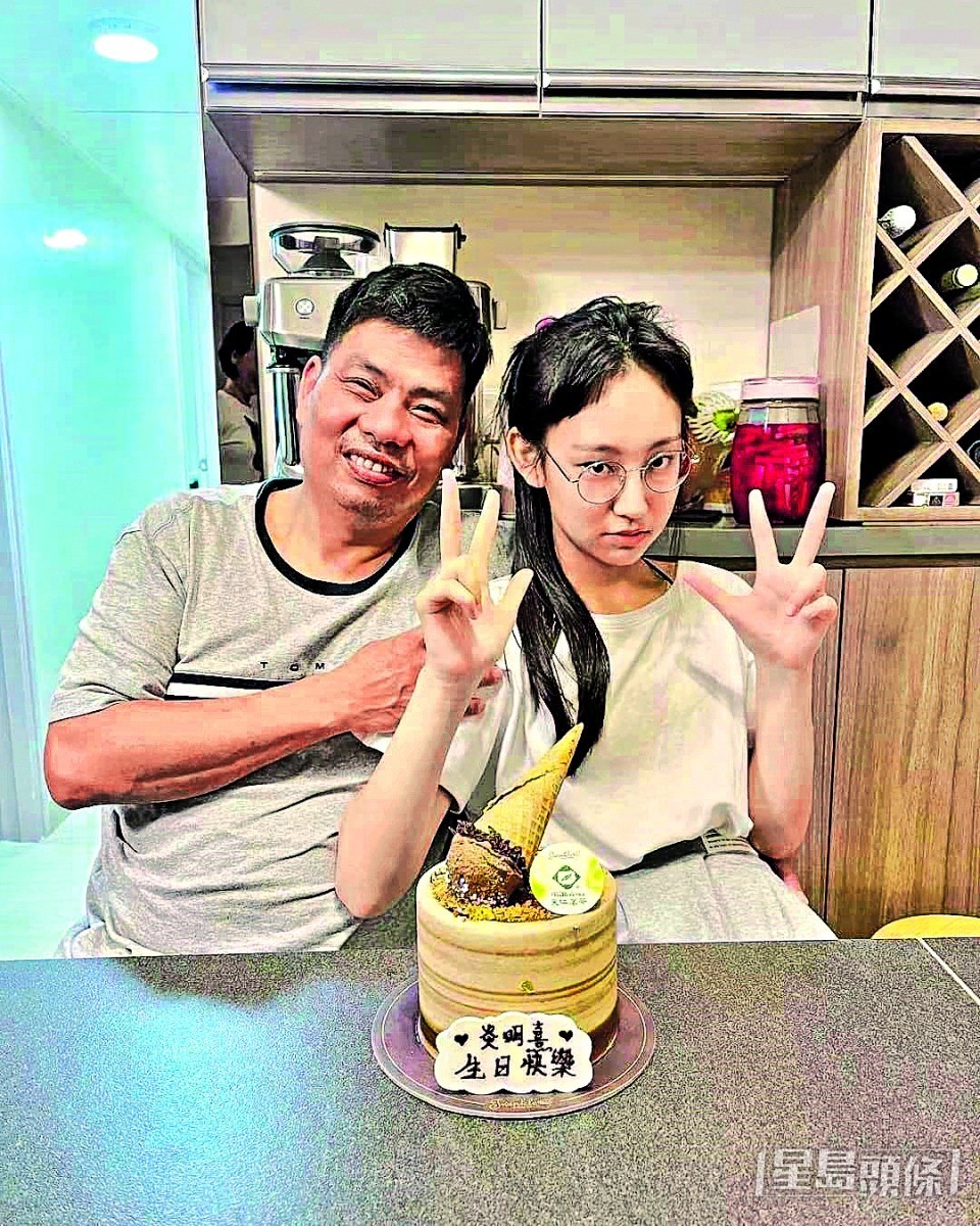 炎明熹入行以來，一直由姑丈陪伴出入。