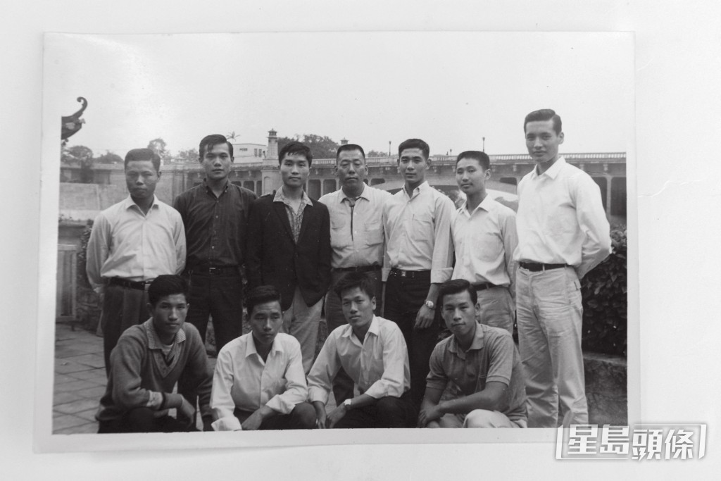 刘江(右二)于1965年返港前与同学合照，秦祥林(后右一)及张翼(后右三)。