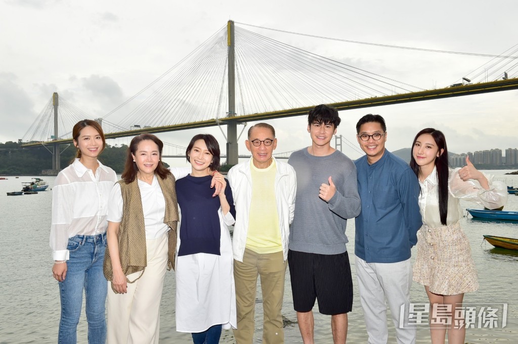 久違的恬妞(左二)去年初參演英皇電影《出租家人》 。
