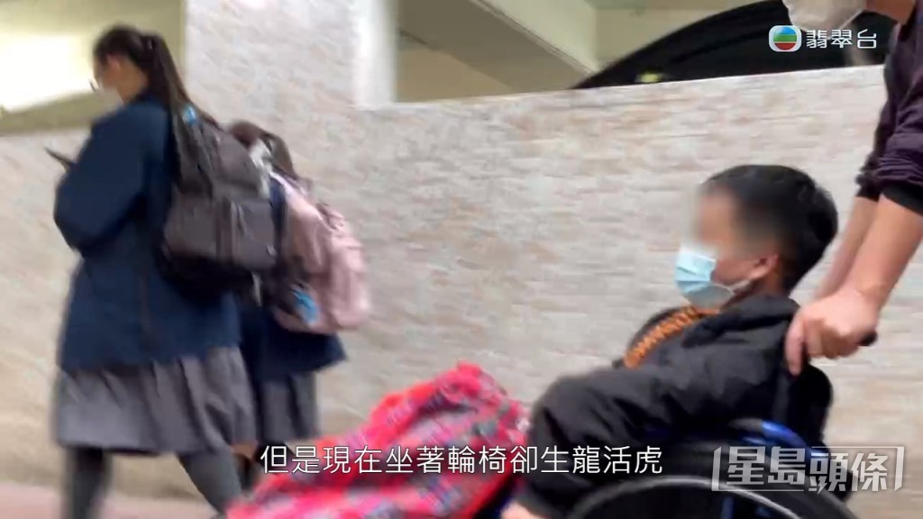 見到坐板車時病入膏肓，但坐上輪椅就好精神。
