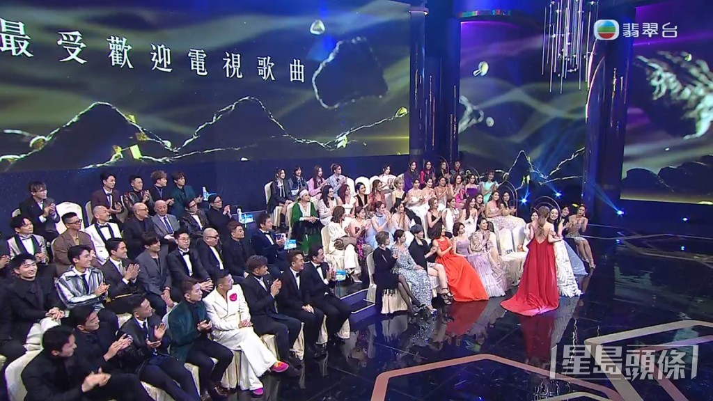 JW领奖前好姊妹陈滢即上前拥抱祝贺,而JW表演得奖歌曲时,陈滢亦在台边拍片支持好姊妹。