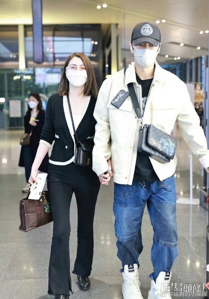 洪欣與張丹峰手拖手現身機場。