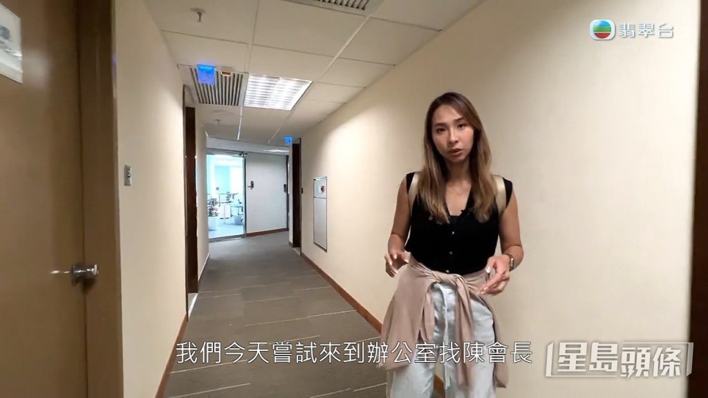 不過李旻芳上門着黑色小背心,令網民即刻醒神返。
