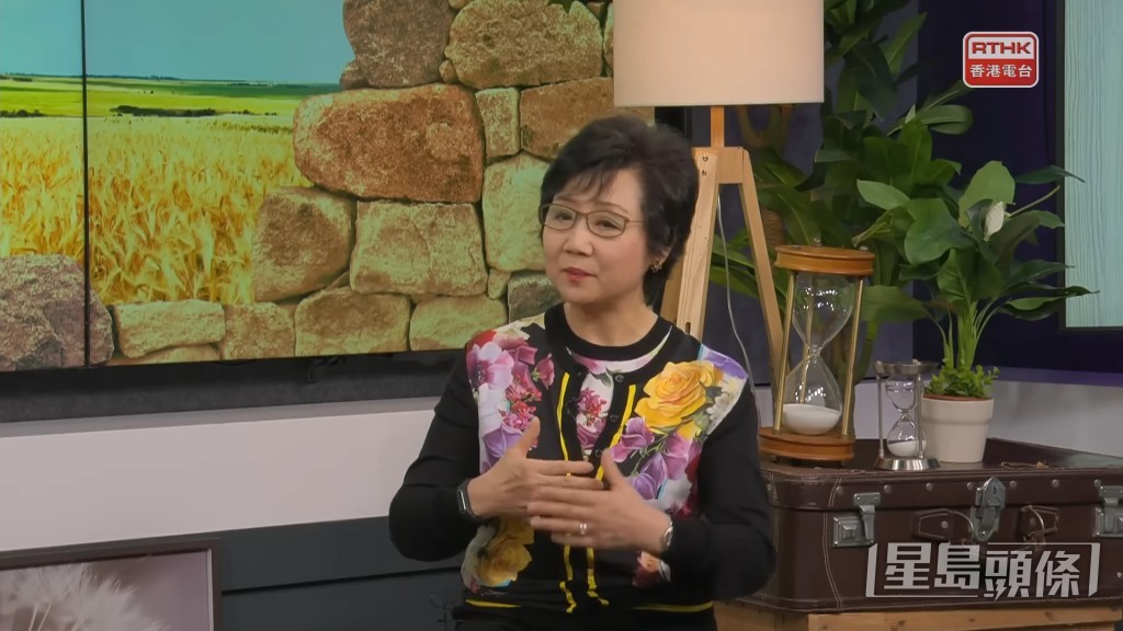 張德蘭小時侯參加童裝公司時裝騷的歌唱比賽成為童星,不過入影圈期間適逢粵語片式微,後來她轉投TVB,更加入《歡樂金宵》。