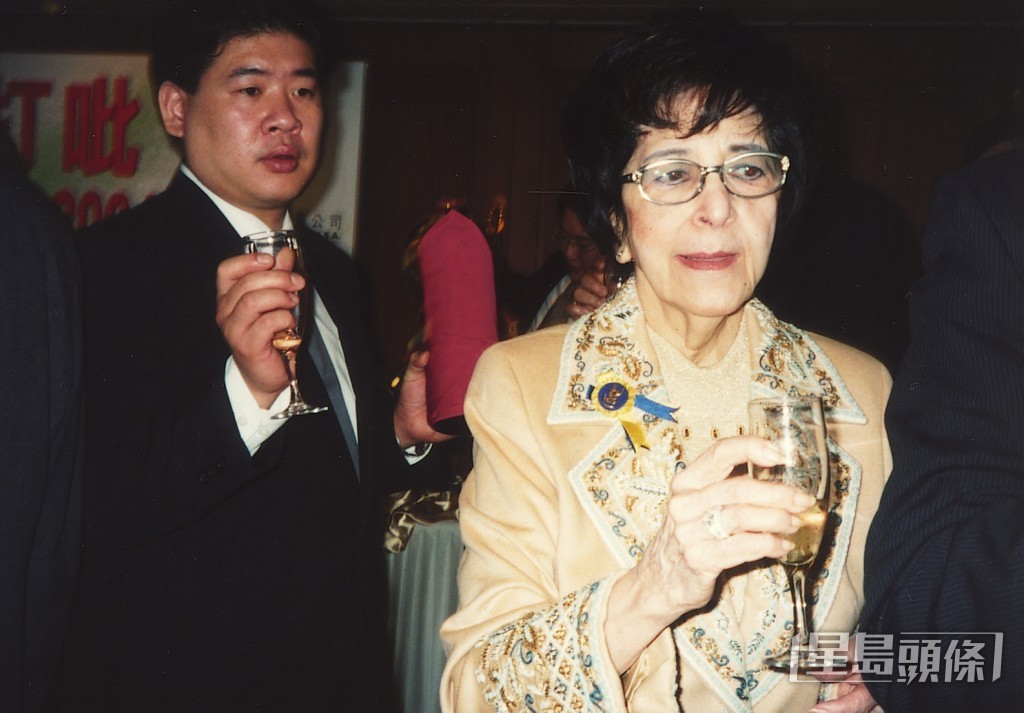 「白頭人送黑頭人」的何婉鴻於2005年假澳門觀光塔設立展館，長期展示女兒的遺作。