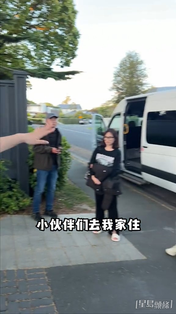 細細粒邀請工作人員入內。