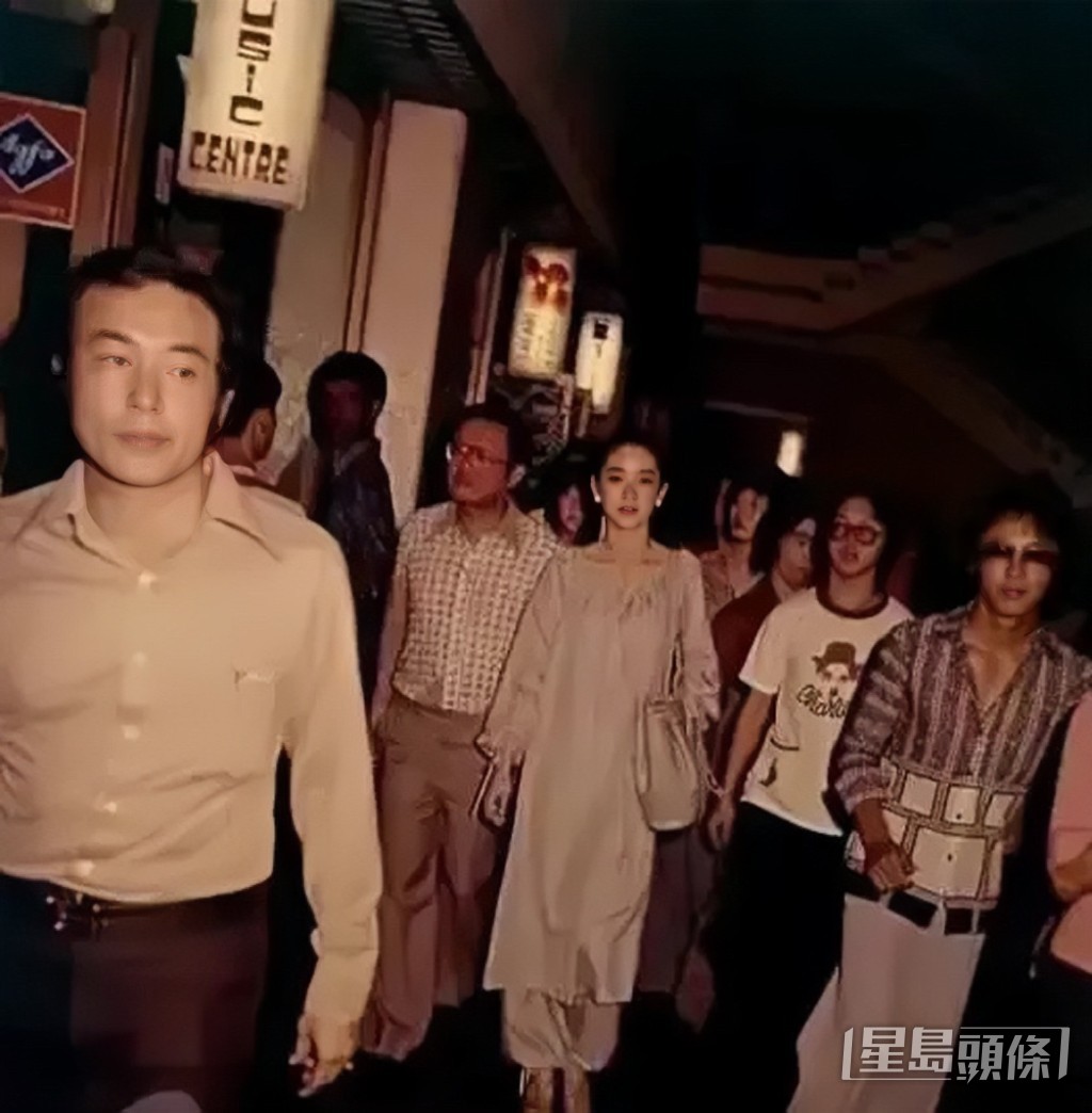 林青霞在人群中異常耀眼。