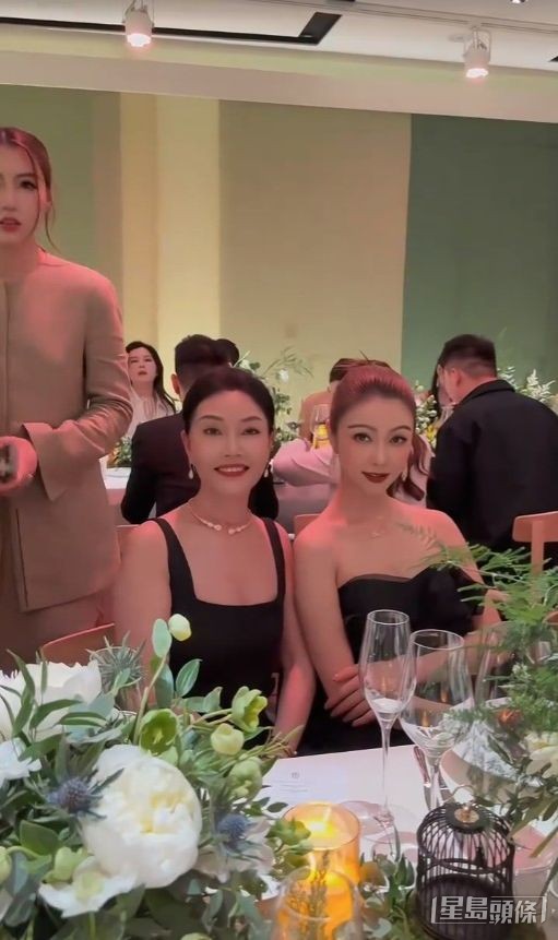 薛凱琪喺內地極受歡迎，仲獲旁邊女士邀請合照。