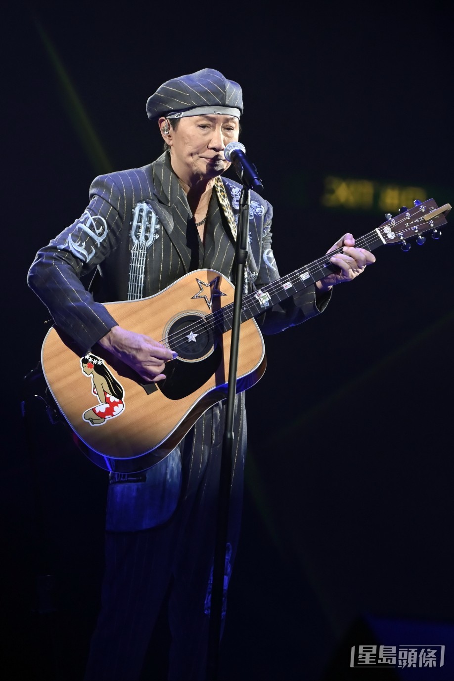 Sam抱起吉他自彈自唱。